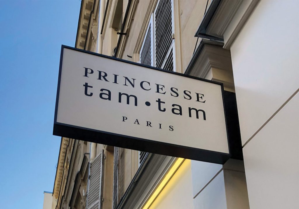 Novapub - Enseigne drapeau lumineuse Princesse Tam-Tam Paris